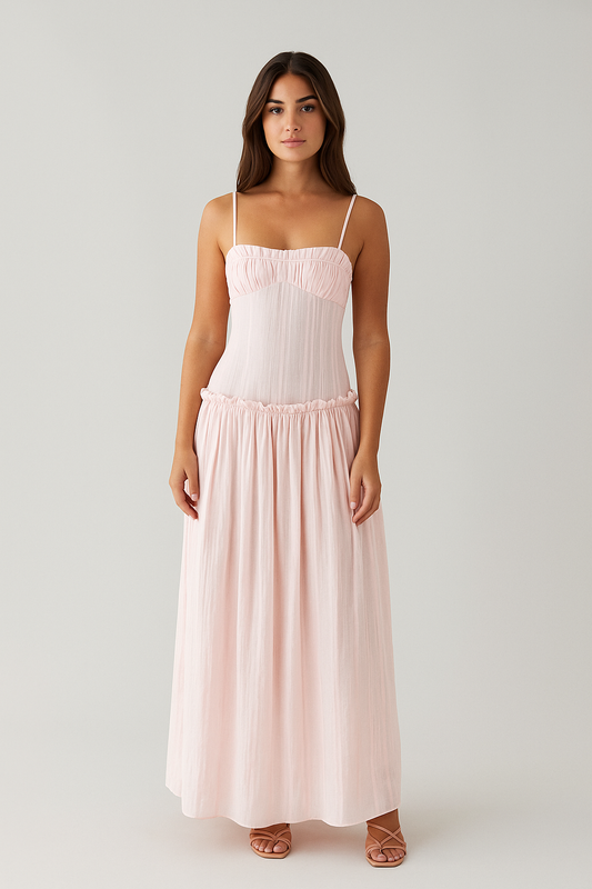 Lång rosa klänning med volangdetalj och justerbara axelband