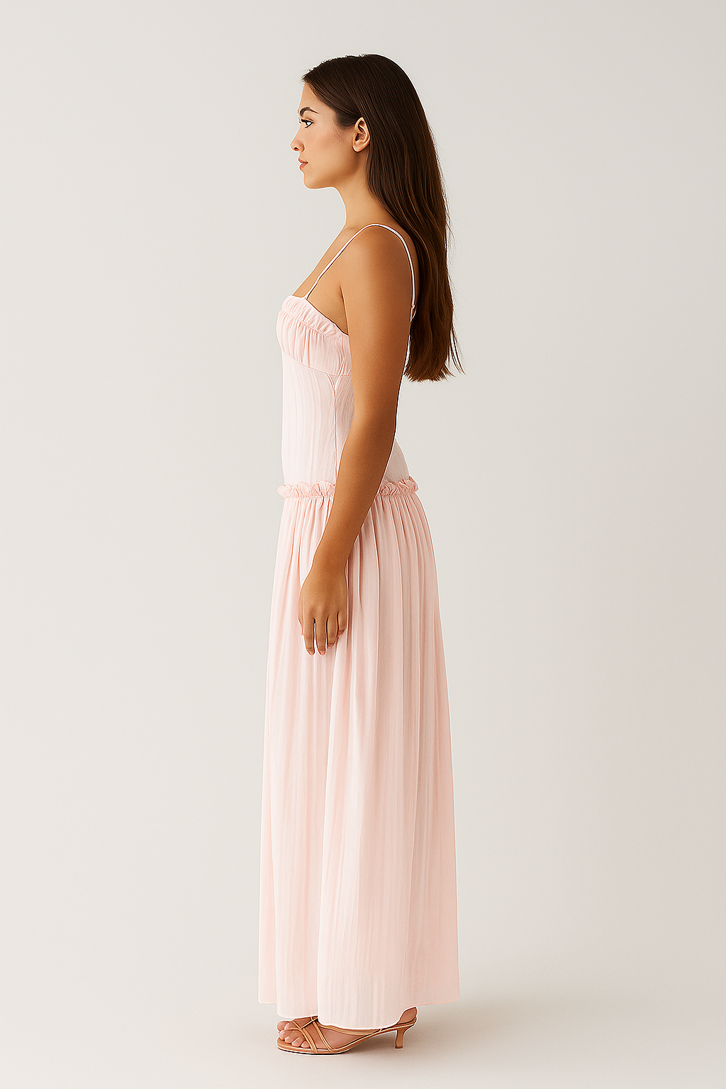 Lång rosa klänning med volangdetalj och justerbara axelband