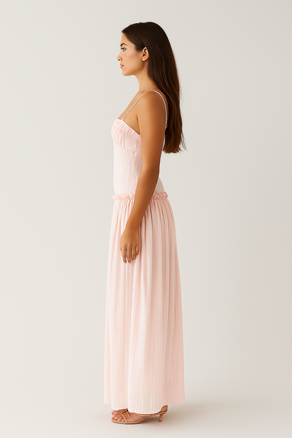 Lång rosa klänning med volangdetalj och justerbara axelband